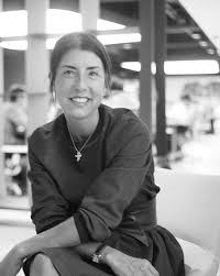 Su mandato finaliza en 2023. Coro Saldana Conferencista Thinking Heads