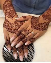 Mais le choix des motifs n'en la couleur du tatouage va progressivement s'estomper. Epingle Par Harid Bueno Sur Henna Tatouage Au Henne Modeles Tatouages Au Henne Modele Henne Main