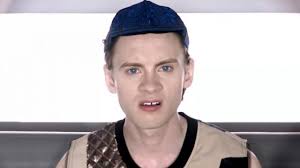 La gorra azul de Technical Boy (Bruce Langley) en American Gods S01E05