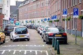 Bu işletme için foursquare profili ve daha fazlasını gör. Straten In Rotterdam Vol Invalidenparkeerplaatsen Bizar Want Die Mensen Kunnen Allemaal Lopen Foto Ad Nl