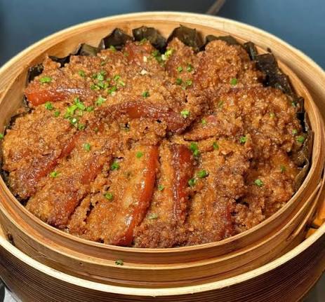 一口粉蒸肉，吃出江西千年的烟火气? 五花肉裹上米粉，慢火蒸到晶莹剔透，入口即化——这是江西人逢年过节的“硬菜”，更是无数游子念念不忘的家乡味。 #Foodie #ChineseFood #米粉蒸肉#