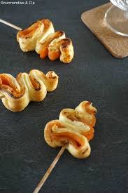 Sapins Feuilletes En Sucette Partyideen Sapins Feuilletes En Sucette En 2020 Recette Aperitif Recette Apero Dinatoire Noel Recette Aperitif