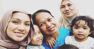 Muhammad fadzlie bin mohd nizam atau lebih dikenali sebagai fad bocey (lahir 13 februari 1991) merupakan pelawak dan pelakon malaysia. Sebaknya Isteri Fad Bocey Kongsi Momen Terakhir Dengan Pembantu Rumah Gosip Socmed Hiburan Trending Cari Infonet