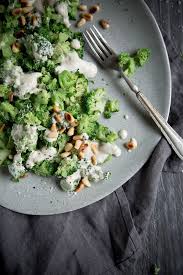 Roher Broccoli Salat Mit Veganem Caesar S Dressing Brokkoli Salate Brokkoli Roh Essen Roh Essen
