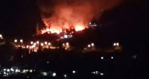 Φωτιά ξέσπασε στη σάμο σε δασική έκταση στην περιοχή βουρλιώτες. Pyrkagia Sto Kyt Samoy H Efhmerida Twn Syntaktwn