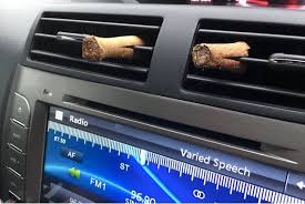 Tips penting ini sih baiknya juga kamu bagikan pada pacar, teman, atau keluarga saat kamu baru saja datang ke sebuah kafe yang di dalamnya banyak orang merokok laiknya kereta api, pastinya akan meninggalkan aroma di sekujur. Bau Durian Kuat Teruk Dalam Kereta Guna 9 Cara Ni