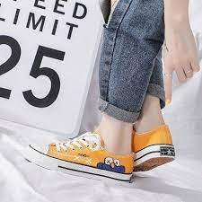 nge fans sama karakter kaws nih millennio ada sneakers converse dengan karakter kaws yg bikin penampilan mu semakin t women shoes fashionista converse sneaker