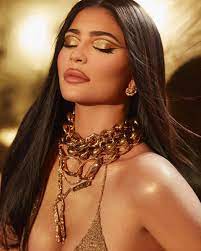 Apr 28, 2020 · kylie jenner is finding all the good photo shoot spots in her new $36.5 million estate. Pb Yi Eewjfncm