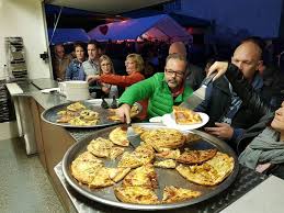 Der Pizzawagen Kommt Frisch Zubereitetes Essen Fur Ihre Feier Pizzawagen Die Rollende Pizzeria