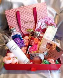 The best wedding gifts for any season when love is in the air, it's only fair that some of the residual generosity and happiness fills you too. Head To Teal Lush In Mumbai For Some Amazing Wedding Gift Hampers
