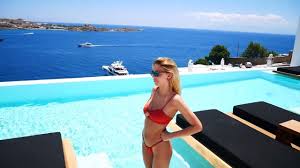 Ποζάρει με άκρως αποκαλυπτικό μαγιό. Mykonos Vlog Garifalia Youtube