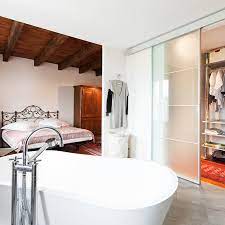 Suite contemporaine d'adultes avec dressing par baraban design studio. Suite Parentale Et Salle De Bain Comment Les Amenager Blog But