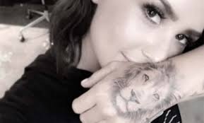 Biografía de maría becerra > el cantante rusherking en 2020 dio a conocer de manera oficial que mantenía una relación amorosa con la también cantante y youtuber de maría becerra, quien también había logrado una prestigiosa trayectoria artística en ascenso en el género de la música urbana en argentina. Tatuajes De Leones Tatuantes Tatuantes Pagina 2