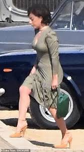 Joanne angelina germanotta, sahne adıyla lady gaga, amerikalı şarkıcı ve söz yazarı. Lady Gaga Radiates Glamour In A Plunging Green Dress As She Films House Of Gucci Geeky Craze