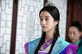 She debuted in cable channel tvn's sitcom potato star 2013qr3. Seo Yeji Hwarang
