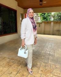 Noor mohamed dan seluruh keluarga. Biodata Noor Kartini Noor Mohamed Ibu Pelakon Neelofa Iluminasi