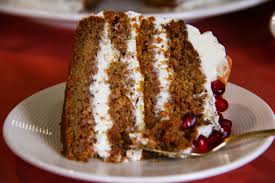 Crema, chiar daca nu este foarte dietetica, completeaza de minune blatul de tort de morcovi. Tort De Morcovi Cu Crema De Branza Sau Carrot Cake Reteta Clasica Bobul Verde
