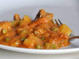Peperoni ripieni con riso e salsa di pomodoro Spezzatino Vitello Patate E Piselli Bimby Tm31 Tm5 Ricetta Ricette Spezzatino Cibo Etnico