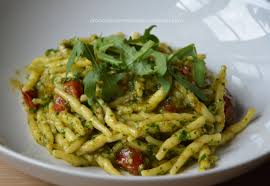 Tra i primi piatti estivi ci sono tante ricette gustose e facili da preparare, sia calde che fredde, ma sempre ricche di gusto: Trofie Al Pesto Di Rucola E Pomodorino Fresco Arancia E Cannella