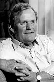 Narodil se jako prostřední ze tří synů úředníka okresní nemocenské pojišťovny ve zlíně františka prachaře a jeho ženy ludmily. Ilja Prachar Home Facebook