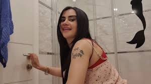 Əyləncə Naz Mila canlı yayımda soyundu