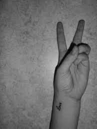 Small And Simple Wrist Tattoos For Women How To Tattoo Simple Wrist Tattoos Wrist Tattoos For Women Small Love Tattoos