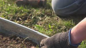 Aluminum & plastic edge modern gardens has partnered with dimex usa to bring you edgepro, defining planting beds with bold, traditional lines. Garden Borders Made Easy Formboss Metal Garden Edging Puts You In Control Of Your Garden Design Youtube