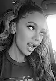 Cumple Años De Vanessa Morgan