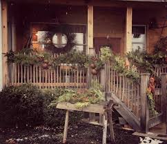 *i'm very happy to be partnering with kirkland's to bring you affordable christmas decor inspiration and easy christmas porch decor ideas. Mais De 1000 Ideias Sobre Primitive Outdoor Decorating No Pinterest Primitive Outdoor Decorating Primitive Decorating Outdoor Christmas