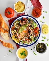 Les Ingredients Salade Tunisienne 1 Concombre 2 Tomates 1 Oignon 1 Poivron 2 Cuilleres A Soupe D Huile D Oli Plats Tunisiens Nourriture Tunisienne Plat