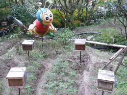 Untuk ke air terjun ini anda perlu berjalan sebentar di dalam hutan, bagus jika anda penggemar aktiviti jungle trekking. Bee Guardian Haha Awesome Lebah Raksasa Di Honey Bee Farm Cameron Highlands Cameron Highlands Bee Activities Bee Farm