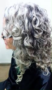 Coupe de cheveux courts pour femme de 50 ans et plus : Femme 50 Ans Naturally White Silver Grey Hair Longs Cheveux Gris Frises Magazine Moms Inspiration Pour Parents Modern Mom Fashion Lifestyle Magazine