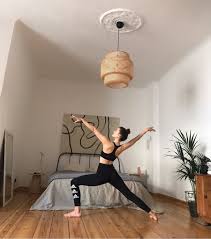 A horas de la gran inauguración del nuevo espacio, pruebo los columpios recién instalados!!¿probaste el espectacular yoga kurunta? Como Hacer Hacer Yoga En Casa Por Primera Vez 11 Ejercicios En Video Que Son Muy Sencillos