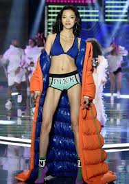 同期的刘雯、何穗、奚梦瑶远远没有她风光。 不到1年后，赵磊和秦舒培就正式结婚。 开场很美好，富商配名模，是娱乐圈的标配。 收场却很难堪。 早就15年，秦舒培就坐在陈冠希大腿上合照，周围那么多人也不在乎。 还有网友偶遇两人同游纽约。 ç»´å¯†è¶…æ¨¡ä½•ç©—å‰å¤«æ˜¯çºªç„•åšå— ç¦»å©šçœŸç›¸ç«Ÿæ˜¯è¢«éª—å©š æ¯æ—¥å¤´æ¡