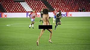VIDEO: Un hombre desnudo se metió en la cancha en pleno partido de Europa  League