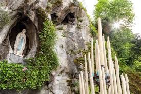 Mientras una mujer estaba rezando por la salud de un familiar, la imagen de la virgen de lourdes apareció en una de las salas de. Por Que La Virgen De Lourdes Es Patrona De Los Enfermos Desde La Fe