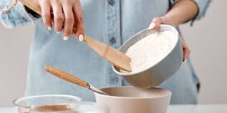 Sedangkan kue atau roti yang memakai baking powder umumnya tidak akan menghasilkan rasa pahit atau getir karena natrium bikarbonat akan habis bereaksi dengan sodium asam sehingga adonan bisa dibiarkan sebentar tanpa perlu takut adonan kue akan menjadi bantat (tidak mengembang). 10 Bahan Pengganti Baking Powder Bikin Kue Mengembang Maksimal Halaman All Kompas Com