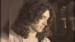 Laurențiu cazan a explicat că femeia făcea parte din dispozitivul de rezervă care avea ca scop ajungerea în zona în coordonatorul intervenției din piața victoriei, maiorul laurențiu cazan, a dat. Video Laurentiu Cazan