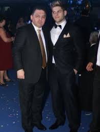 Spre deosebire de sotul sau care pe langa functia de primar mai are si alte afaceri, ea este casnica si are grija de baietelul lor, insa nu duce grija zilei de maine, deoarece sotul sau castiga sufienti bani cat sa ii sustina pe toti trei. Mare Eveniment In Familia Lui Marian Vanghelie BÄƒiatul Cel Mare Al Politicianului IÈ›i SerbeazÄƒ Ziua De NaÈ™tere Stirile Kanal D