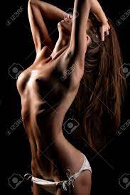 美しい乳首乳首とパンティー 1 つ裸セクシーな柔軟な若い女の子の腹をフラットし、まっすぐ挙手黒の背景画像の垂直方向に長い髪に触れると体立っているをウェットの写真素材・画像素材  Image 43203877
