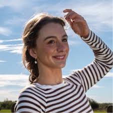 I'm an interior designer. Here are 4 items I'd get at Dollar Tree, and 5  things I'd skip.