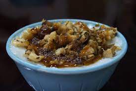 碗粿 台语 uann kue 又称碗糕 有时被误写为 碗稞 是流行于华南 粤东 台湾等地的米食制品 因成品置于碗内 故名 分甜 咸二类 甜碗粿是米浆经糊化后拌入糖蒸熟而成 咸碗粿则是将糊化的米浆蒸过一次 将配料铺于其上再蒸熟而得 并搭配酱油膏或甜辣酱食用