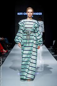 Vidéo disponible sur ma page facebook (warda caftan mode orientale)nouveau design, orné de perles on vous propose un sublime caftan couleur blanc et vert avec pantalon en satin. Hind Joudar L Experte En Mode Orientale Redonne Vie Au Caftan
