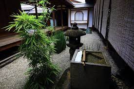 瑞峯院の織部灯篭とも呼ばれるキリシタン灯篭 日本庭園 庭 庭園