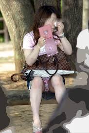 熟女パンチラ盗撮エロ画像】加齢臭すら漂う熟女妻たちがスカートから座りパンチラでクロッチ露出ｗｗ | エロ画像ミルナビ |  profdemontagstroy.ru