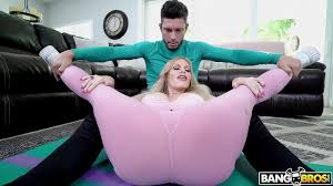 BANGBROS - Big Tits Cougar Casca Akashova Fucked Hard And Good - XNXX.COM