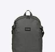 Kompakter Rucksack für das Flugzeug