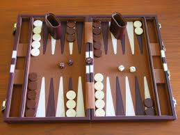 Ciascun giocatore possiede 15 pedine che muove lungo 24 triangoli (punti) secondo il lancio di due dadi. Backgammon Storia Regole E Caratteristiche Di Un Antico Gioco D Azzardo