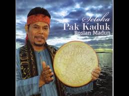 Aduhai malang pak kaduk, ayamnya menang kampung tergadai, ada nasi dicurahkan, awak pulang kebuluran, mudik menongkah surut, hilir menongkah pasang, ada isteri di bunuh, nyaris mati oleh tak makan, masa belayar kematian angin, sauh dilabuh bayu berpuput, ada rumah bertandang duduk, aduhaimalang pak kaduk Roslan Madun Seloka Pak Pandir Youtube