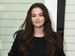 Selena Gomezs Nude Manicure Is Impossibly Glossy